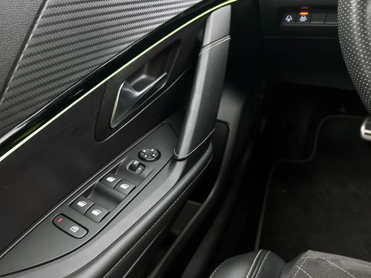GT Pack 130pk Automaat | Navigatie | Achteruitrijcamera | Leder/Alcantara | Stoelverwarming | Full Led koplampen | Adaptieve Cruise Control | 3D Cockpit | Parkeersensoren v+a | Climate Contr