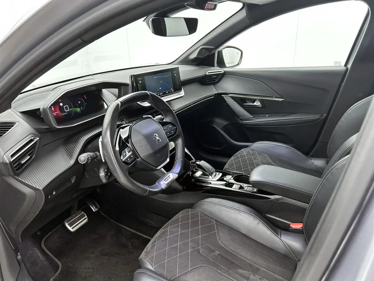 GT Pack 130pk Automaat | Navigatie | Achteruitrijcamera | Leder/Alcantara | Stoelverwarming | Full Led koplampen | Adaptieve Cruise Control | 3D Cockpit | Parkeersensoren v+a | Climate Contr