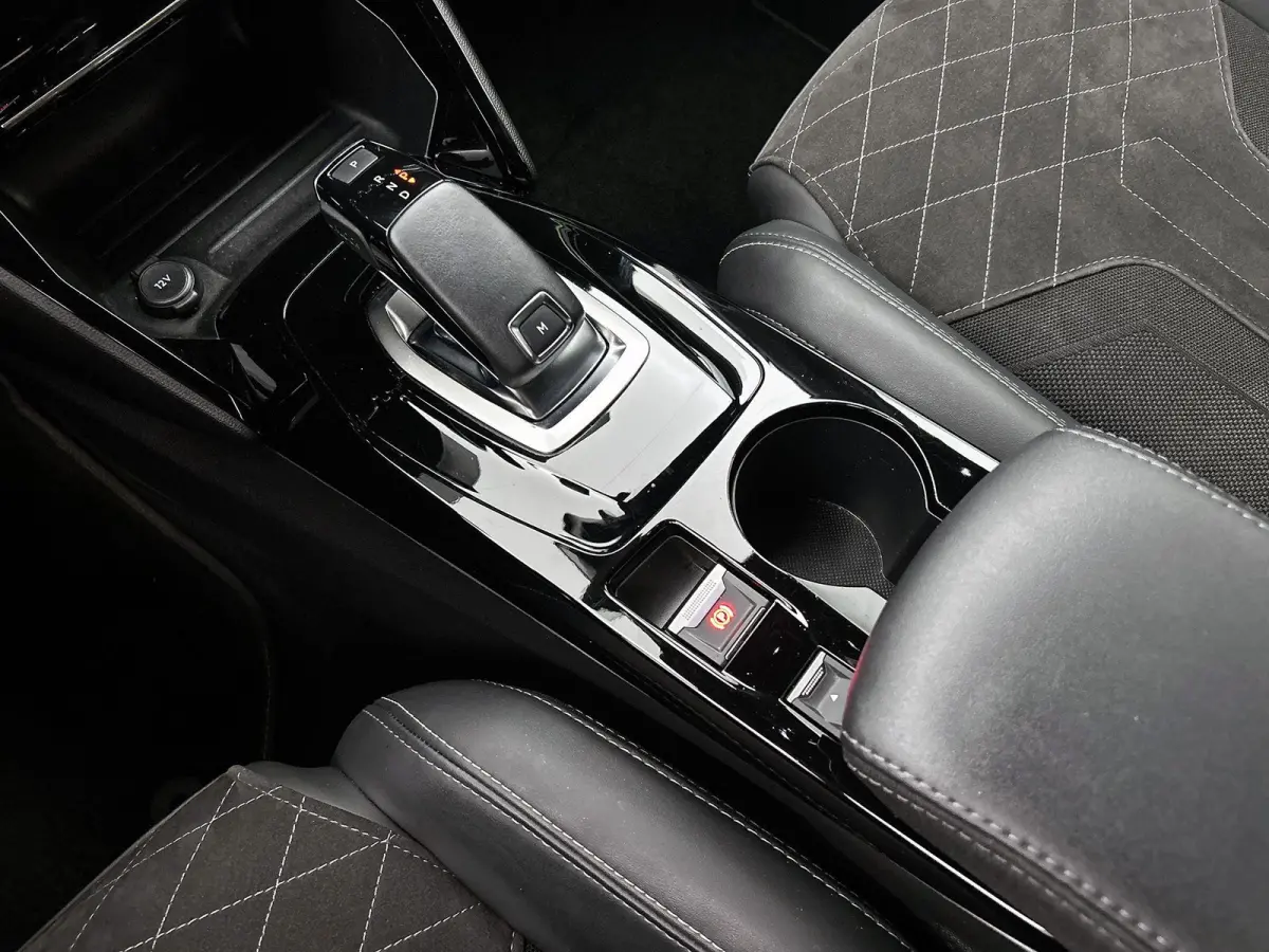 GT Pack 130pk Automaat | Navigatie | Achteruitrijcamera | Leder/Alcantara | Stoelverwarming | Full Led koplampen | Adaptieve Cruise Control | 3D Cockpit | Parkeersensoren v+a | Climate Contr