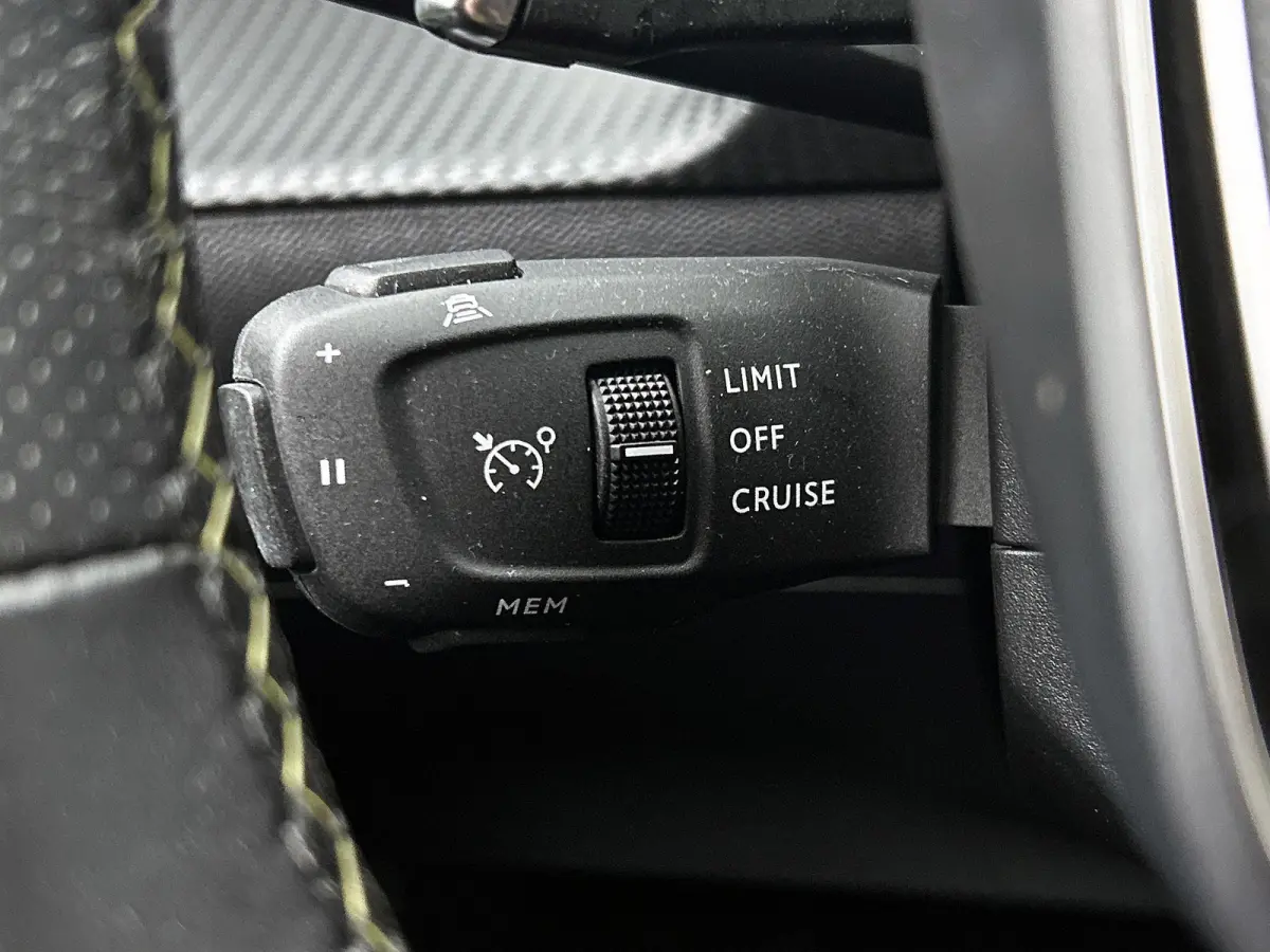 GT Pack 130pk Automaat | Navigatie | Achteruitrijcamera | Leder/Alcantara | Stoelverwarming | Full Led koplampen | Adaptieve Cruise Control | 3D Cockpit | Parkeersensoren v+a | Climate Contr