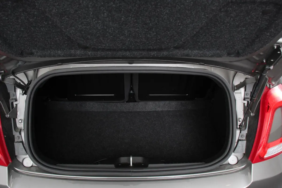 1.2 Lounge Navigatie Lederen interieur Climate control Cruise control Parkeer sensor achter DAB