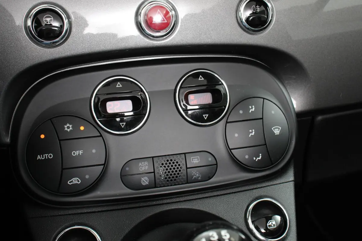 1.2 Lounge Navigatie Lederen interieur Climate control Cruise control Parkeer sensor achter DAB