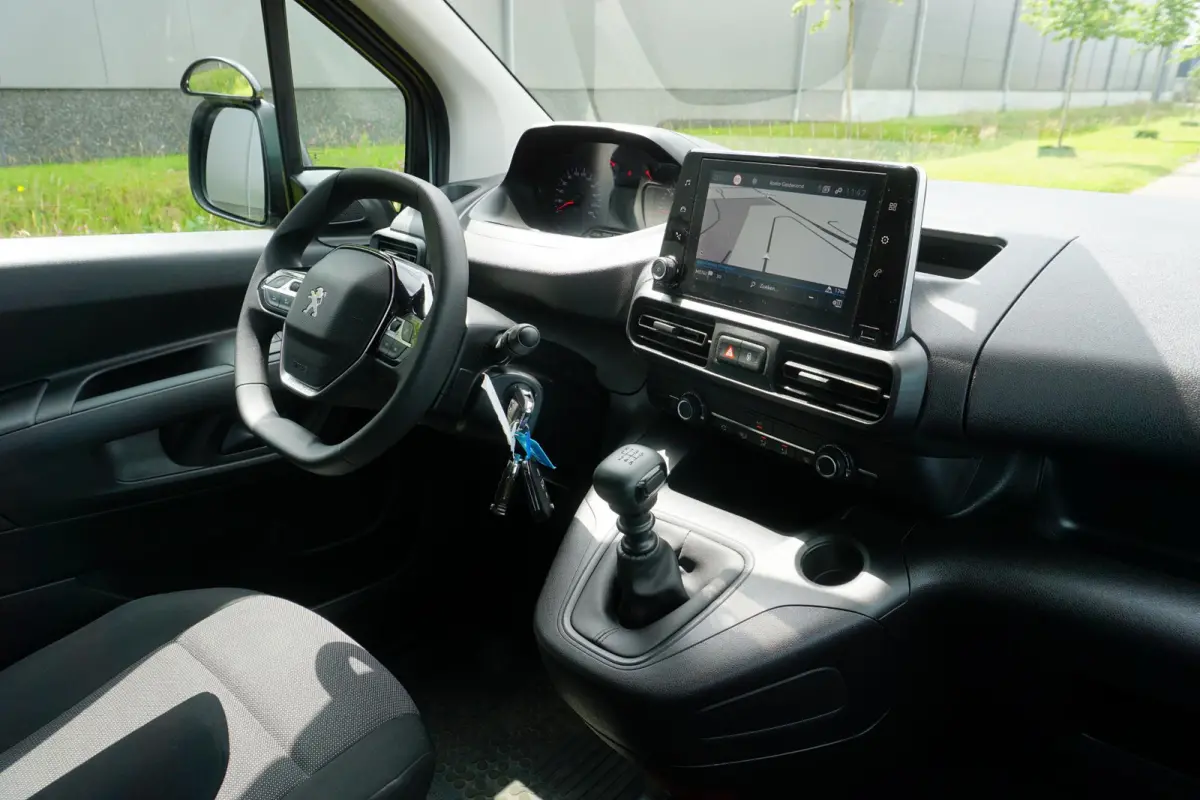 1.5 BlueHDi 100 L1 in Topstaat ||MARGE geen BTW |1e eigenaar |Metallic |Cruise |Navigatie |Carplay |Android Auto |EURO6D |100 pk |Betimmering