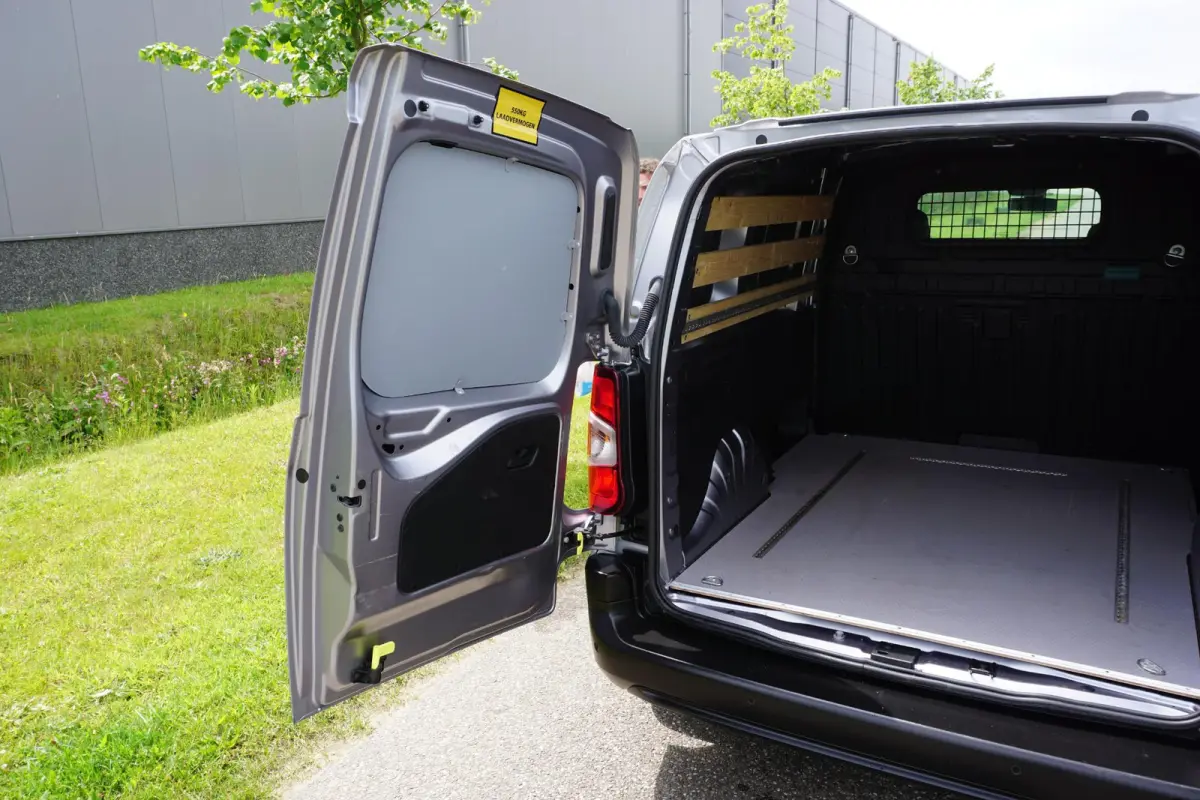 1.5 BlueHDi 100 L1 in Topstaat ||MARGE geen BTW |1e eigenaar |Metallic |Cruise |Navigatie |Carplay |Android Auto |EURO6D |100 pk |Betimmering