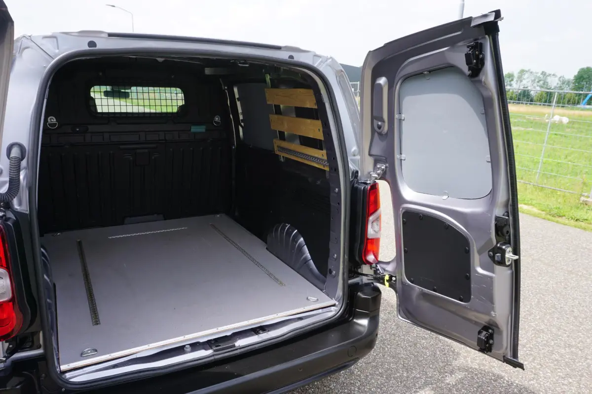1.5 BlueHDi 100 L1 in Topstaat ||MARGE geen BTW |1e eigenaar |Metallic |Cruise |Navigatie |Carplay |Android Auto |EURO6D |100 pk |Betimmering