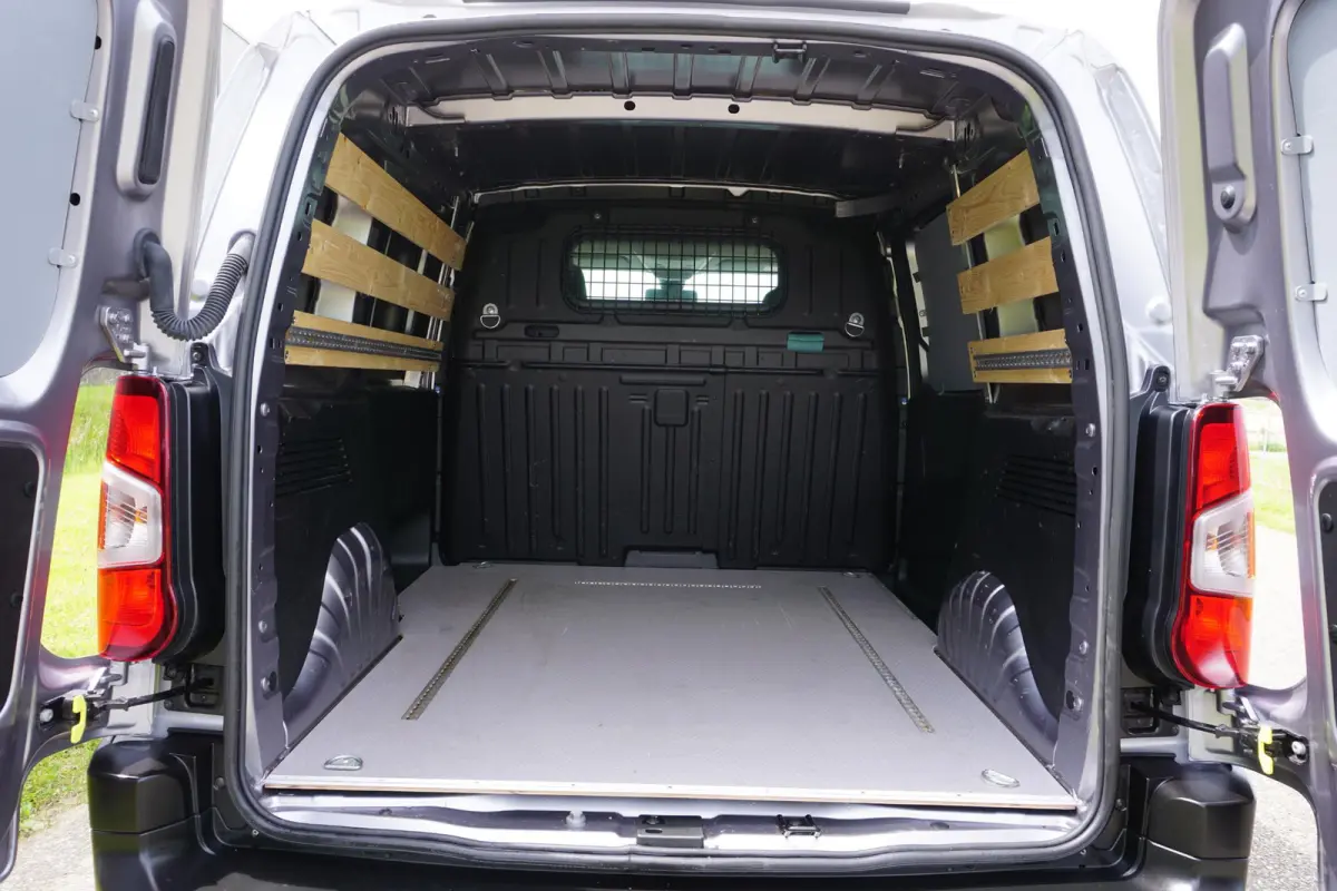 1.5 BlueHDi 100 L1 in Topstaat ||MARGE geen BTW |1e eigenaar |Metallic |Cruise |Navigatie |Carplay |Android Auto |EURO6D |100 pk |Betimmering