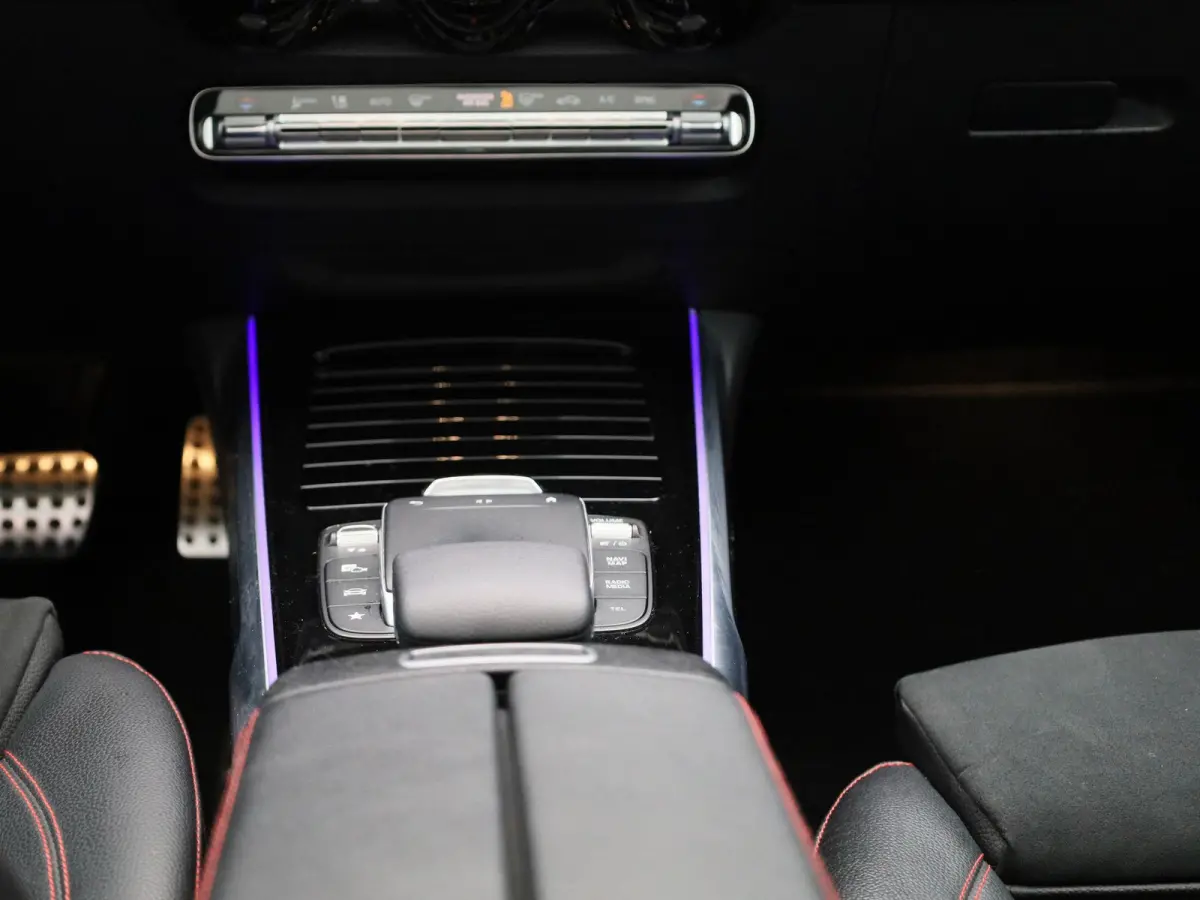 200 Business Solution AMG | PANORAMA SCHUIFDAK | SFEERVERLICHTING | ACHTERUITRIJCAMERA | NAVIGATIE | STOELVERWARMING | TREKHAAK |