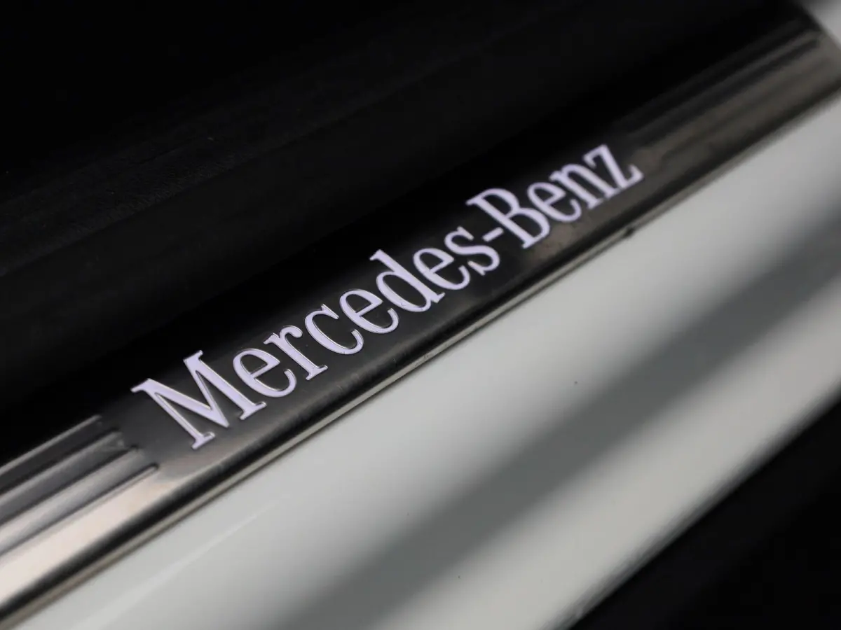 200 Business Solution AMG | PANORAMA SCHUIFDAK | SFEERVERLICHTING | ACHTERUITRIJCAMERA | NAVIGATIE | STOELVERWARMING | TREKHAAK |