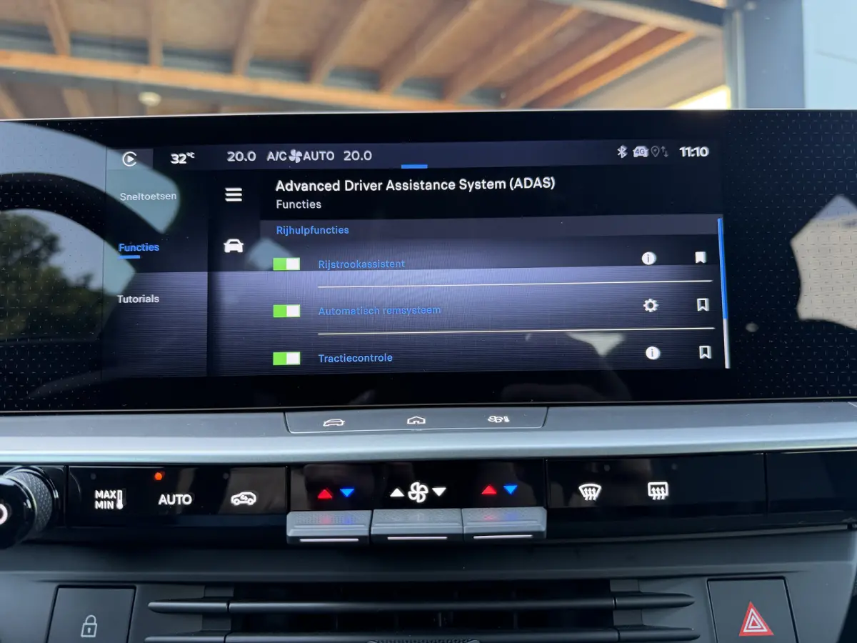 225pk Plug-in-Hybrid Edition (Trekgewicht 1.550kg - LED - Keyless Entry - Navigatie via APP - Automatische Airco - Parkeersensoren V+A - Adaptieve Cruise Controle - 19")