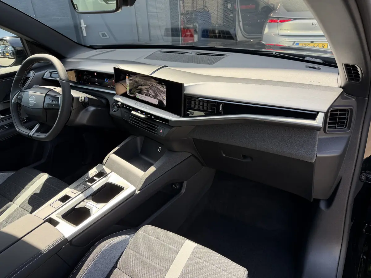 225pk Plug-in-Hybrid Edition (Trekgewicht 1.550kg - LED - Keyless Entry - Navigatie via APP - Automatische Airco - Parkeersensoren V+A - Adaptieve Cruise Controle - 19")