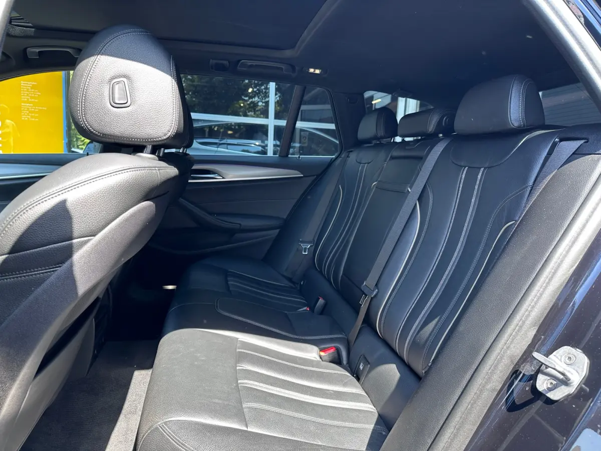 520i High Executive M-SPORT / PANO / MEMORY / TREKHAAK