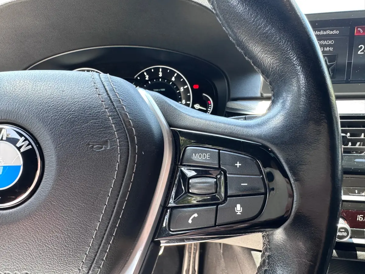 520i High Executive M-SPORT / PANO / MEMORY / TREKHAAK