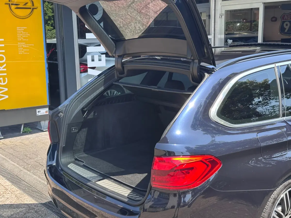 520i High Executive M-SPORT / PANO / MEMORY / TREKHAAK