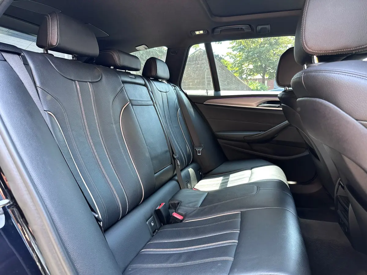 520i High Executive M-SPORT / PANO / MEMORY / TREKHAAK