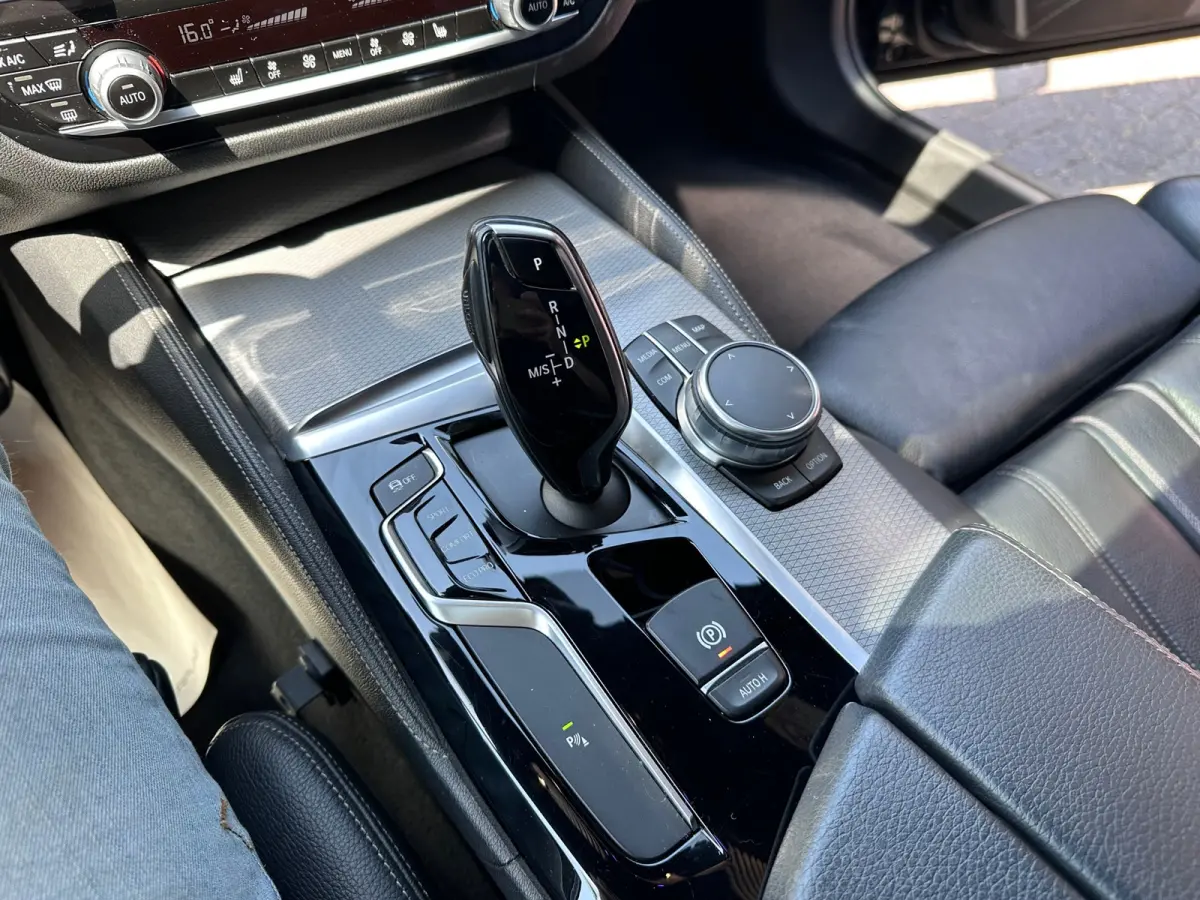 520i High Executive M-SPORT / PANO / MEMORY / TREKHAAK