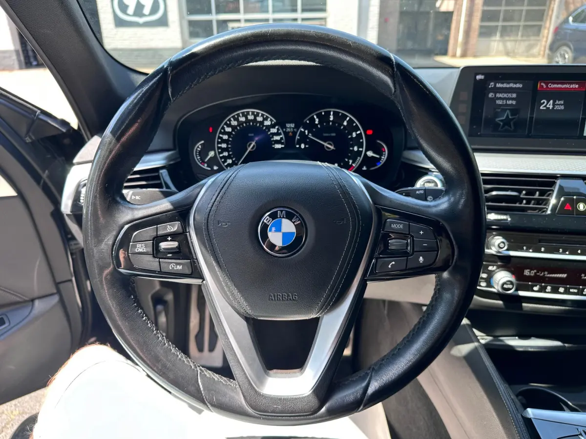 520i High Executive M-SPORT / PANO / MEMORY / TREKHAAK