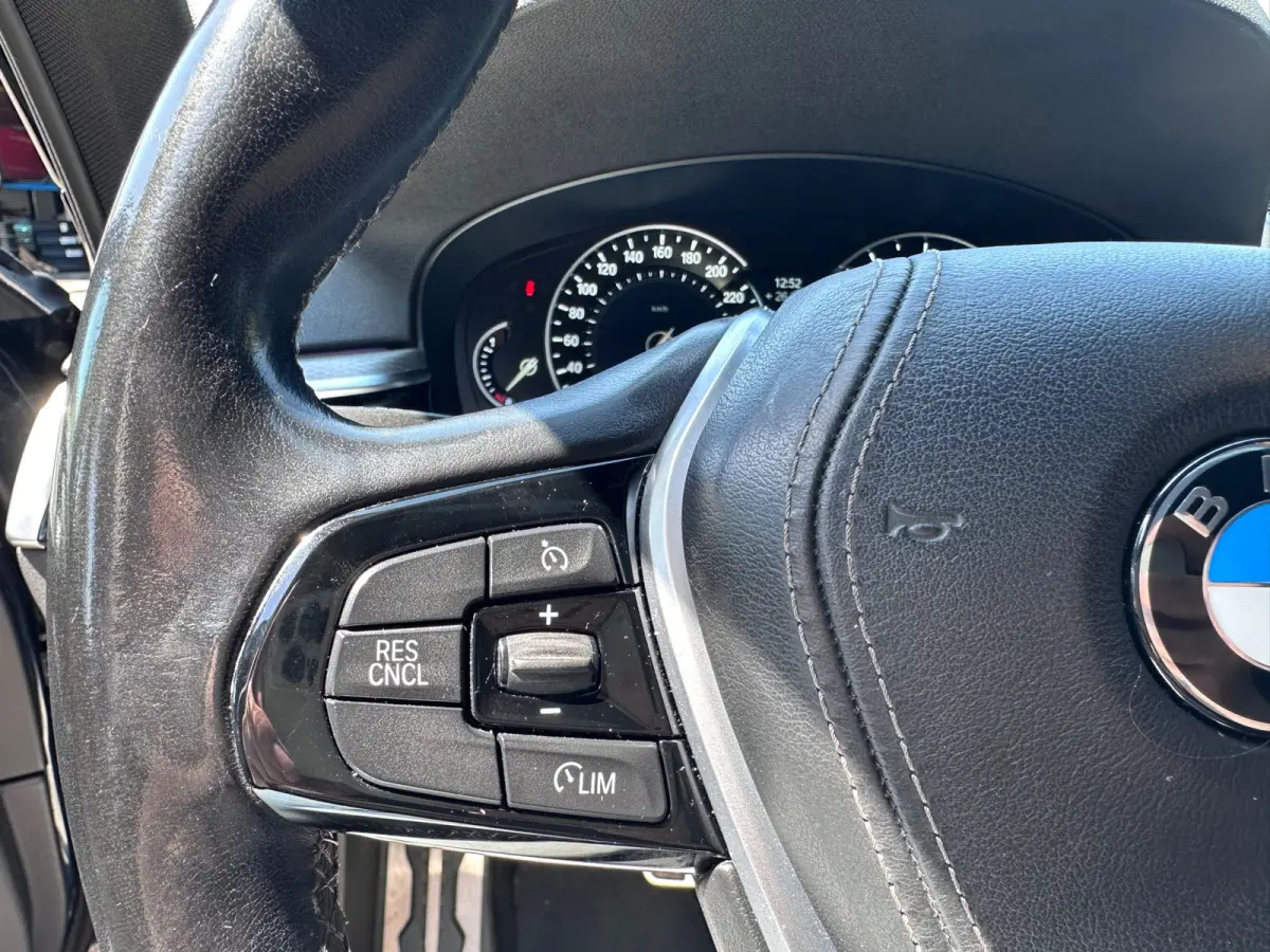 520i High Executive M-SPORT / PANO / MEMORY / TREKHAAK