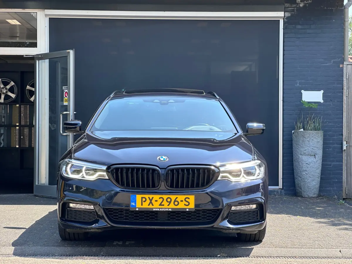 520i High Executive M-SPORT / PANO / MEMORY / TREKHAAK