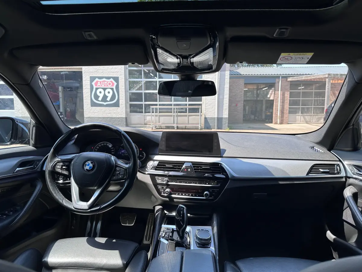 520i High Executive M-SPORT / PANO / MEMORY / TREKHAAK