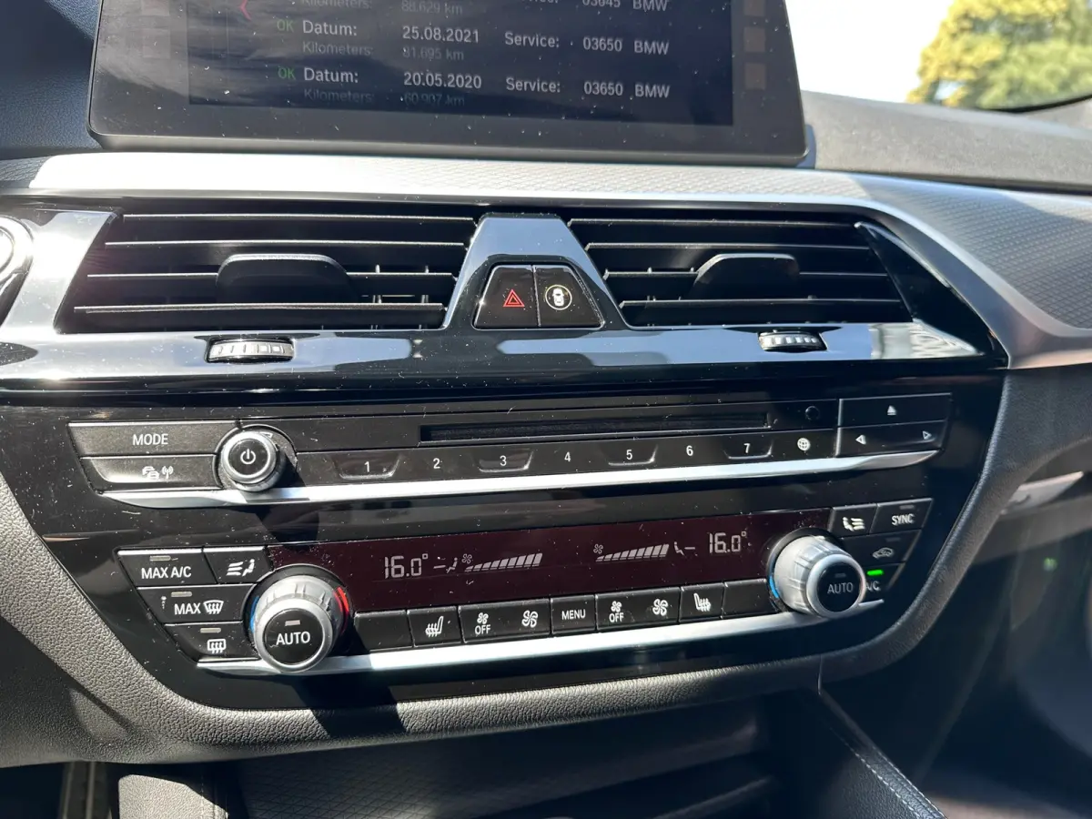520i High Executive M-SPORT / PANO / MEMORY / TREKHAAK
