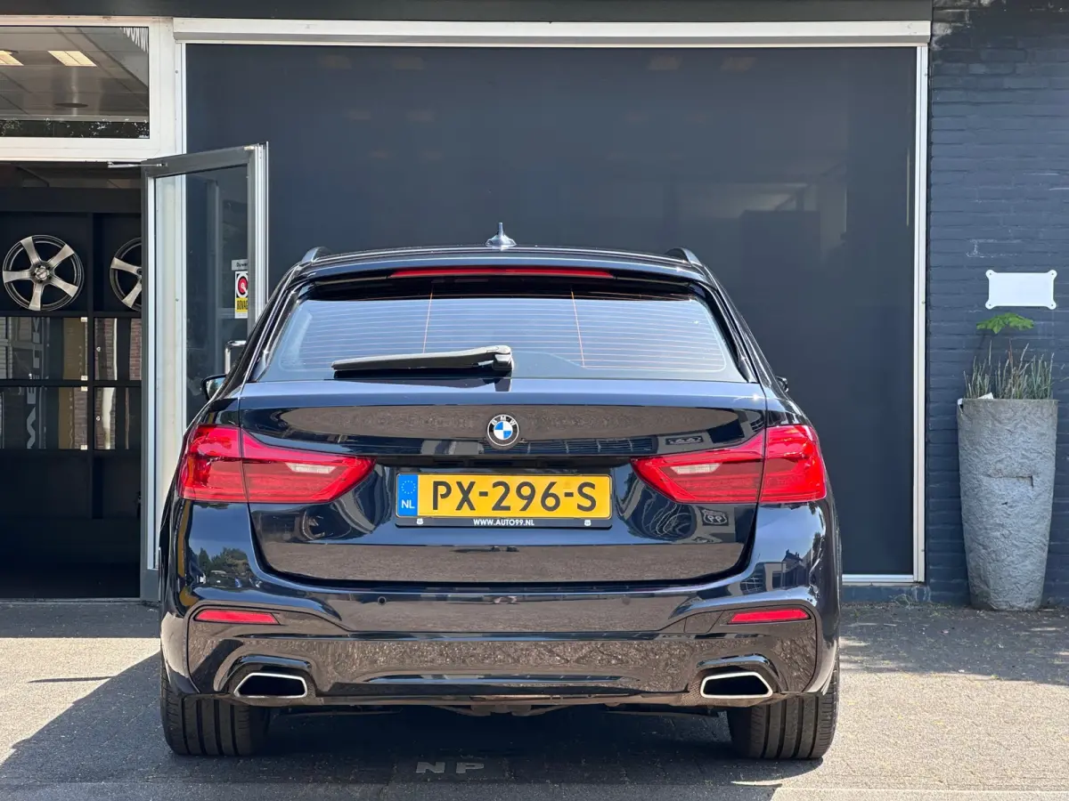 520i High Executive M-SPORT / PANO / MEMORY / TREKHAAK