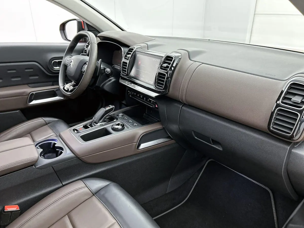 Shine 180pk Automaat | Lederen bekleding | Elektrisch verstelbare bestuurdersstoel met geheugen | Panoramisch schuifdak | Elektrische achterklep | Navigatie | Camera achter | Apple Carplay e