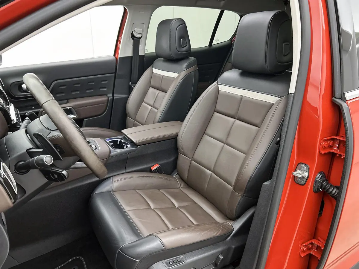 Shine 180pk Automaat | Lederen bekleding | Elektrisch verstelbare bestuurdersstoel met geheugen | Panoramisch schuifdak | Elektrische achterklep | Navigatie | Camera achter | Apple Carplay e
