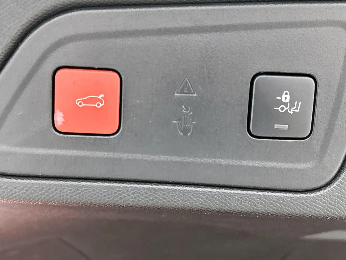 Shine 180pk Automaat | Lederen bekleding | Elektrisch verstelbare bestuurdersstoel met geheugen | Panoramisch schuifdak | Elektrische achterklep | Navigatie | Camera achter | Apple Carplay e
