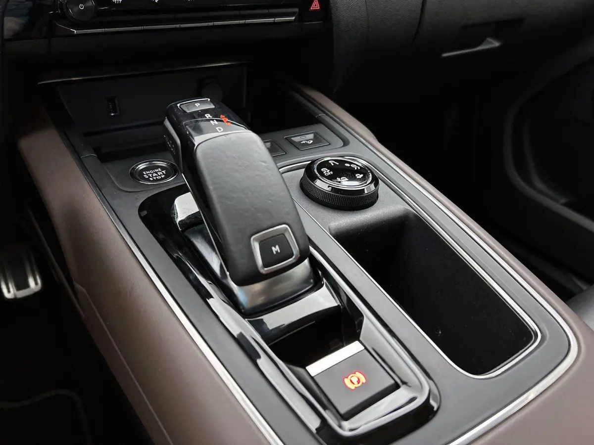 Shine 180pk Automaat | Lederen bekleding | Elektrisch verstelbare bestuurdersstoel met geheugen | Panoramisch schuifdak | Elektrische achterklep | Navigatie | Camera achter | Apple Carplay e