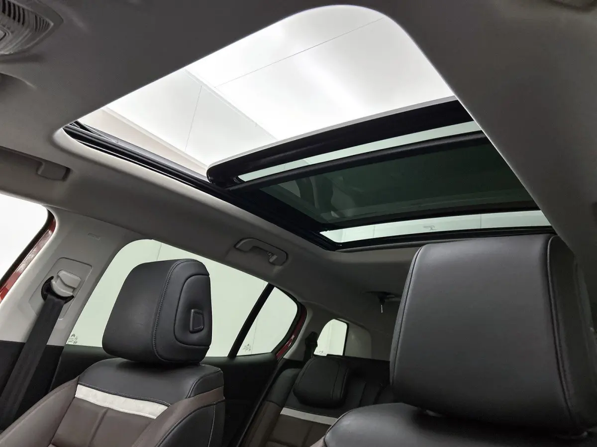 Shine 180pk Automaat | Lederen bekleding | Elektrisch verstelbare bestuurdersstoel met geheugen | Panoramisch schuifdak | Elektrische achterklep | Navigatie | Camera achter | Apple Carplay e