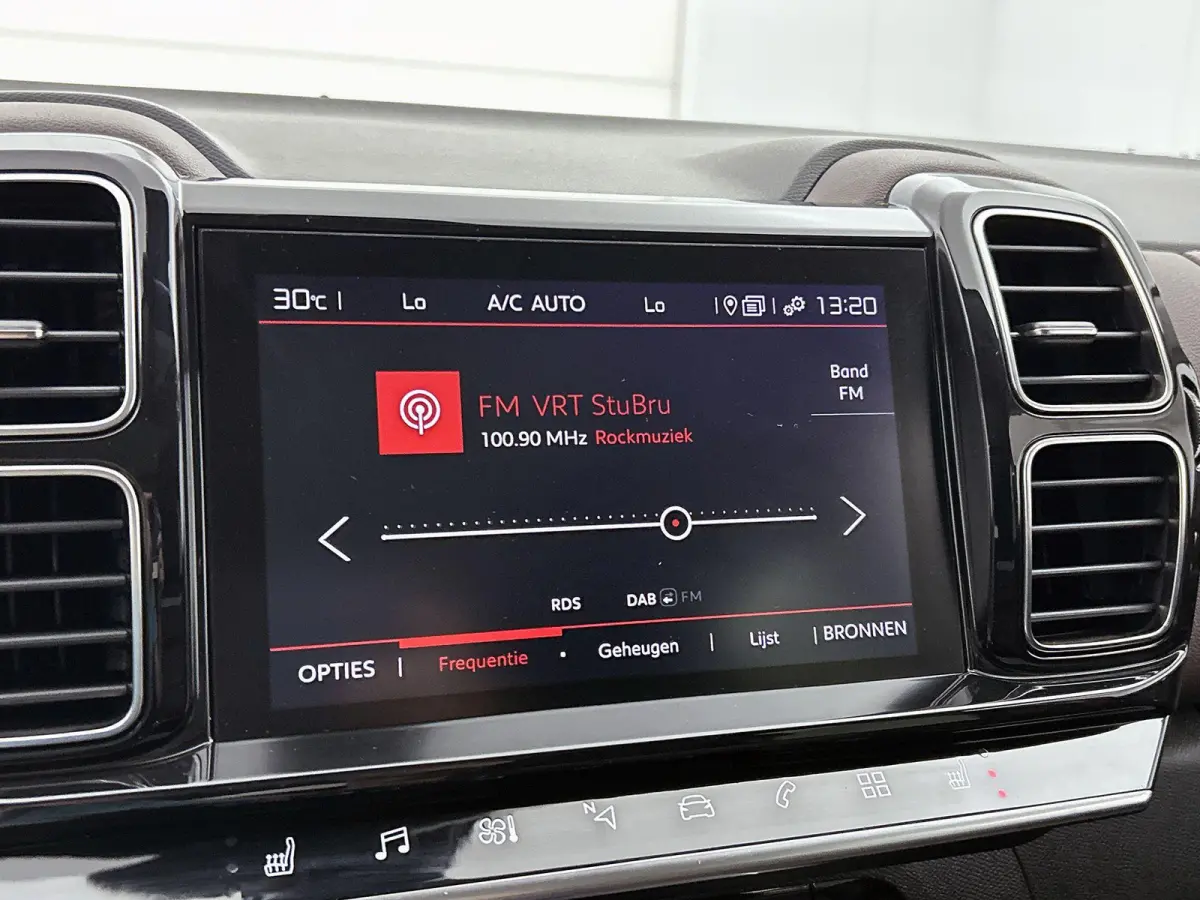 Shine 180pk Automaat | Lederen bekleding | Elektrisch verstelbare bestuurdersstoel met geheugen | Panoramisch schuifdak | Elektrische achterklep | Navigatie | Camera achter | Apple Carplay e