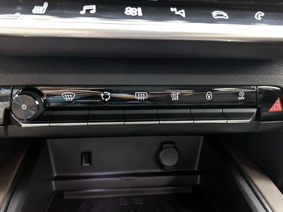 Shine 180pk Automaat | Lederen bekleding | Elektrisch verstelbare bestuurdersstoel met geheugen | Panoramisch schuifdak | Elektrische achterklep | Navigatie | Camera achter | Apple Carplay e