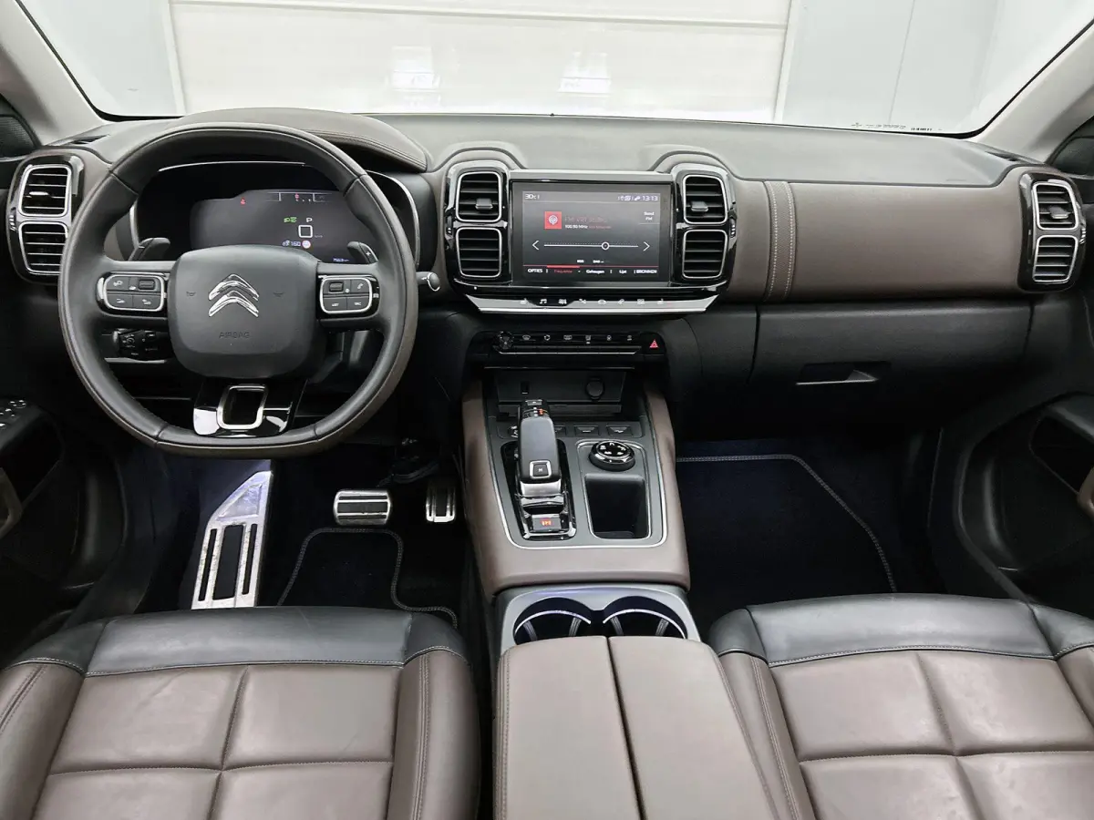 Shine 180pk Automaat | Lederen bekleding | Elektrisch verstelbare bestuurdersstoel met geheugen | Panoramisch schuifdak | Elektrische achterklep | Navigatie | Camera achter | Apple Carplay e