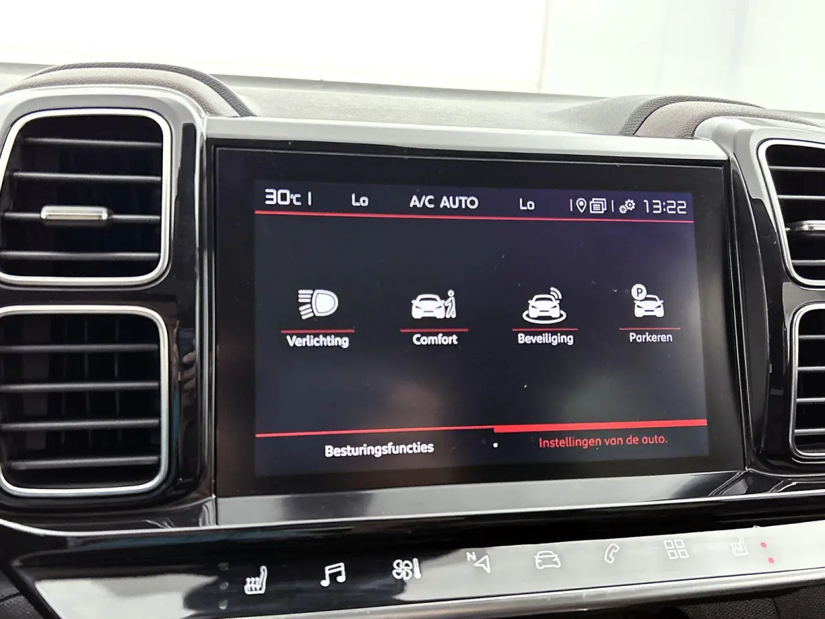 Shine 180pk Automaat | Lederen bekleding | Elektrisch verstelbare bestuurdersstoel met geheugen | Panoramisch schuifdak | Elektrische achterklep | Navigatie | Camera achter | Apple Carplay e