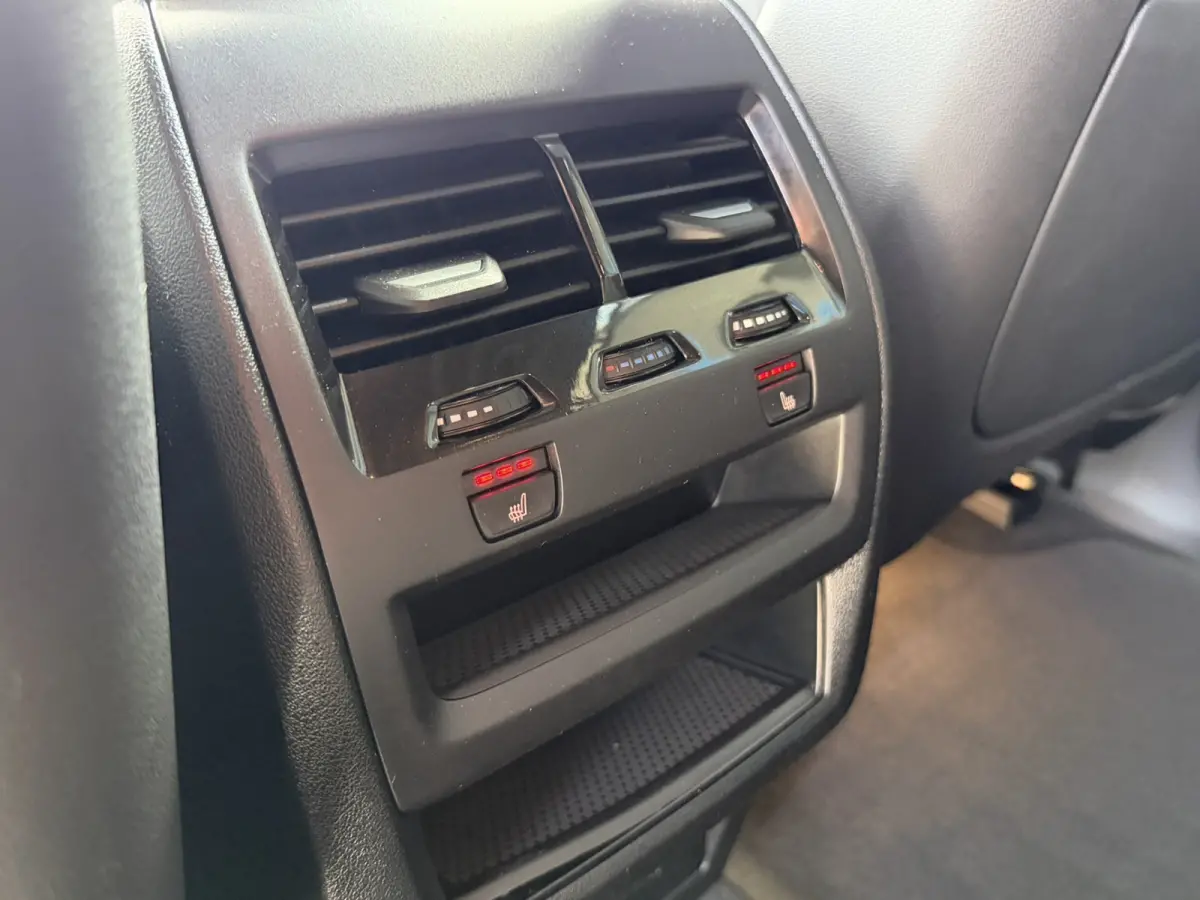xDrive50e M Sport Sky Lounge Panoramadak Wegklapbare trekhaak Harman-Kardon Sound Keyless Entry Head-Up Display Comfortzetels