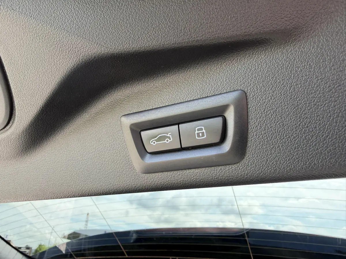 xDrive50e M Sport Sky Lounge Panoramadak Wegklapbare trekhaak Harman-Kardon Sound Keyless Entry Head-Up Display Comfortzetels