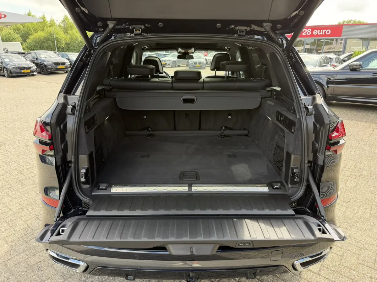 xDrive50e M Sport Sky Lounge Panoramadak Wegklapbare trekhaak Harman-Kardon Sound Keyless Entry Head-Up Display Comfortzetels