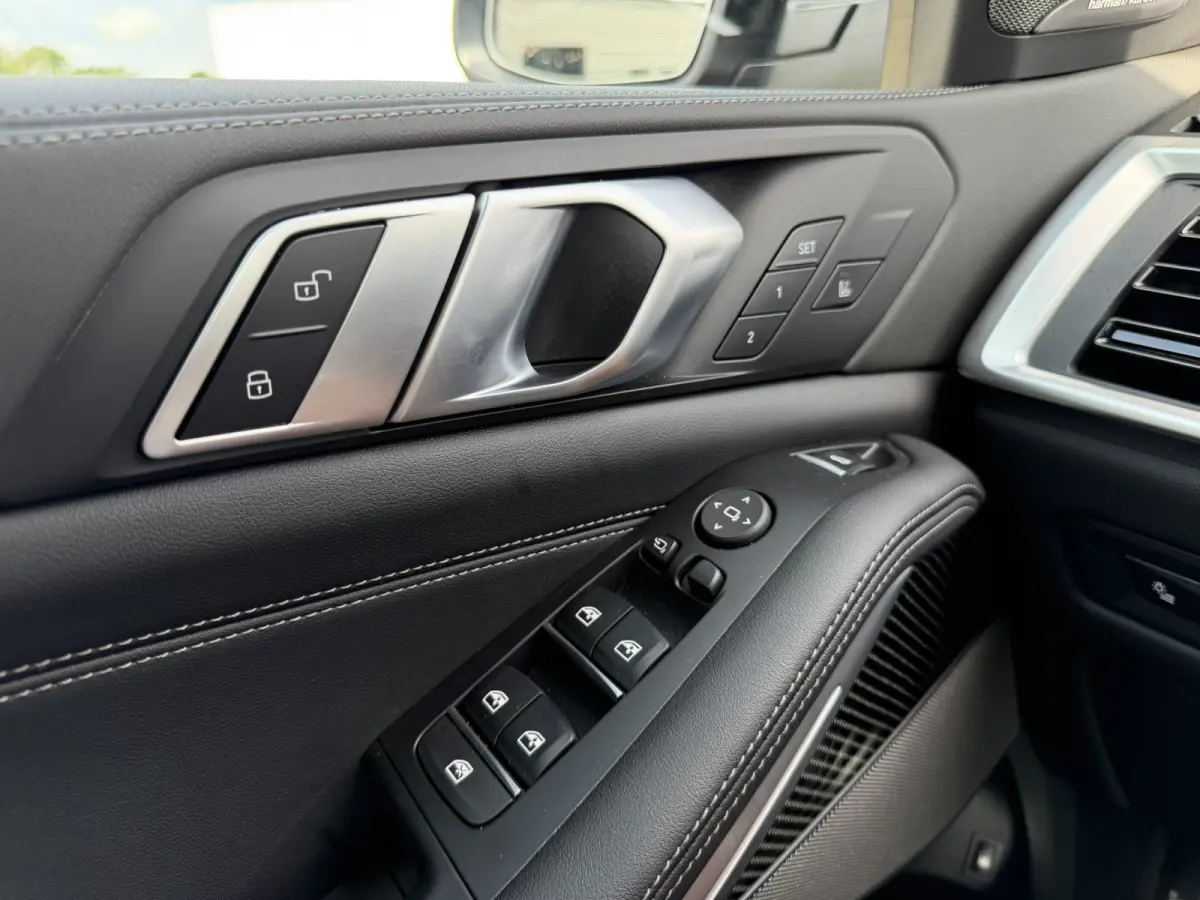 xDrive50e M Sport Sky Lounge Panoramadak Wegklapbare trekhaak Harman-Kardon Sound Keyless Entry Head-Up Display Comfortzetels