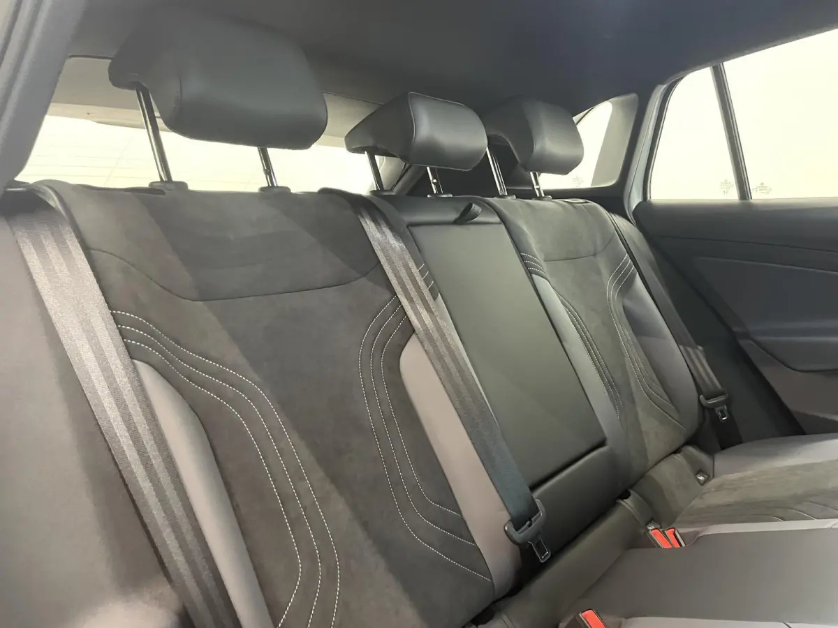 Pro Limited Edition 77 kWh Navigatie Apple Carplay/Android Auto Keyless PDC V+A Climate Control DAB+ Lane Assist Adaptieve Cruise control Velours / Alcantara bekleding 19" Lichtmetalen Velge
