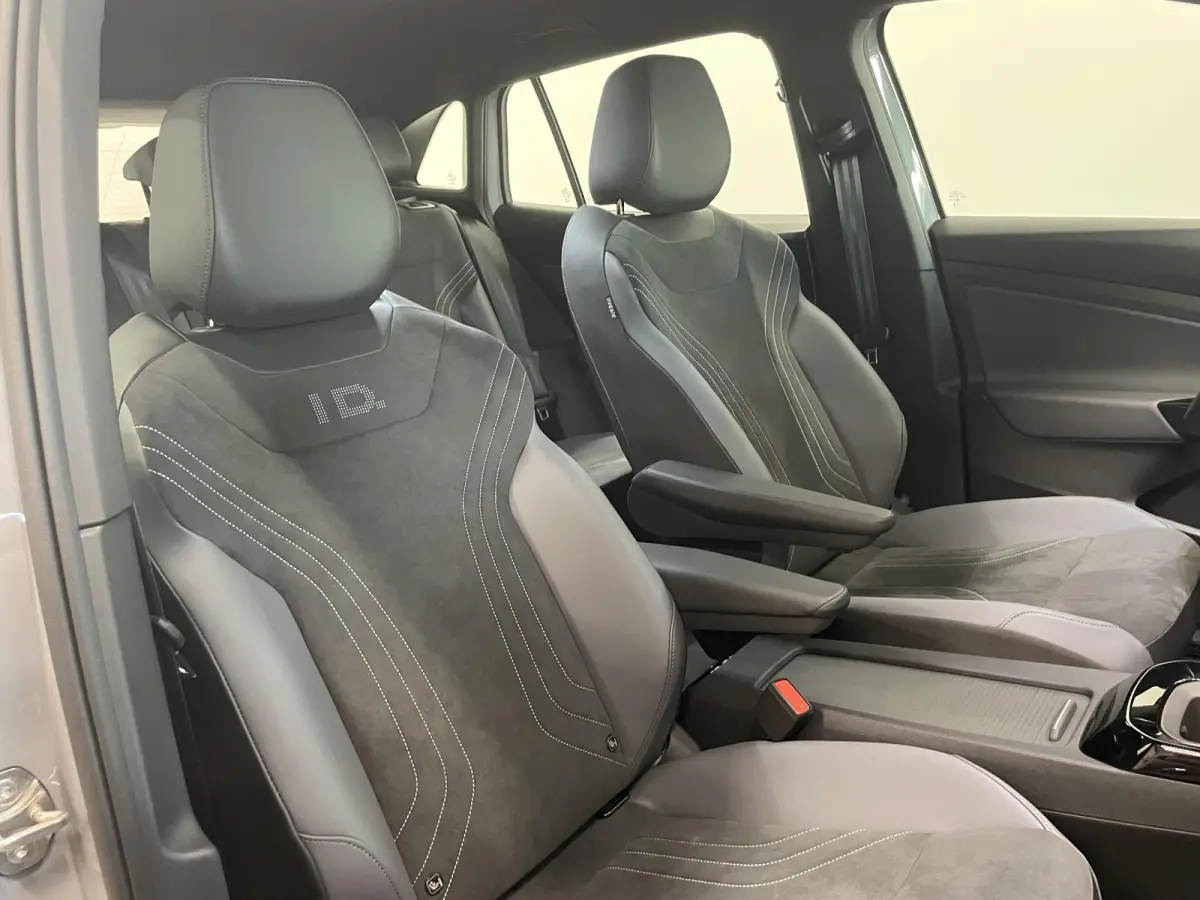Pro Limited Edition 77 kWh Navigatie Apple Carplay/Android Auto Keyless PDC V+A Climate Control DAB+ Lane Assist Adaptieve Cruise control Velours / Alcantara bekleding 19" Lichtmetalen Velge