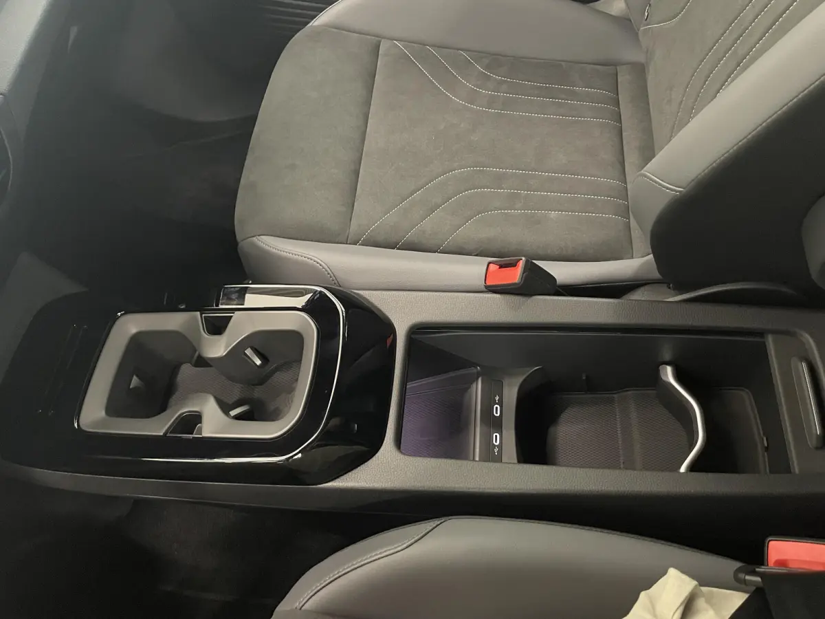 Pro Limited Edition 77 kWh Navigatie Apple Carplay/Android Auto Keyless PDC V+A Climate Control DAB+ Lane Assist Adaptieve Cruise control Velours / Alcantara bekleding 19" Lichtmetalen Velge