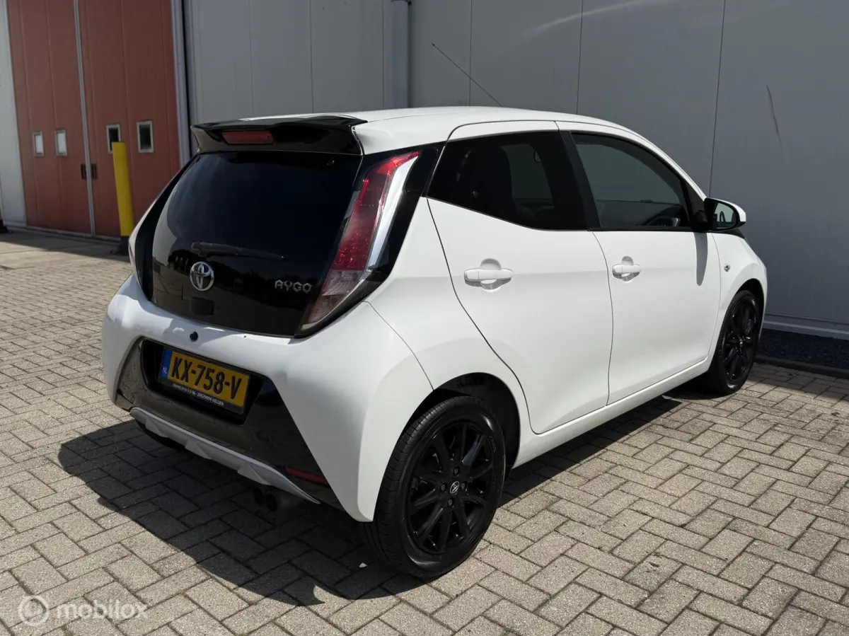 1.0 VVT-i x-sport uitvoering Airco NAP LM velgen