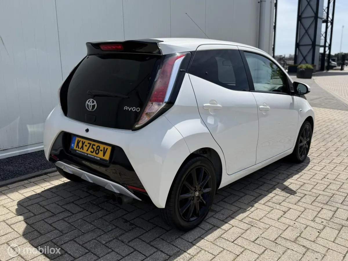 1.0 VVT-i x-sport uitvoering Airco NAP LM velgen