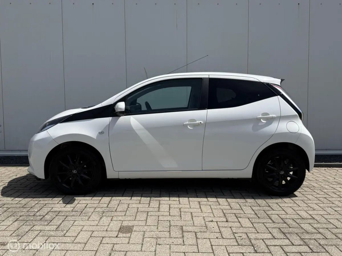1.0 VVT-i x-sport uitvoering Airco NAP LM velgen