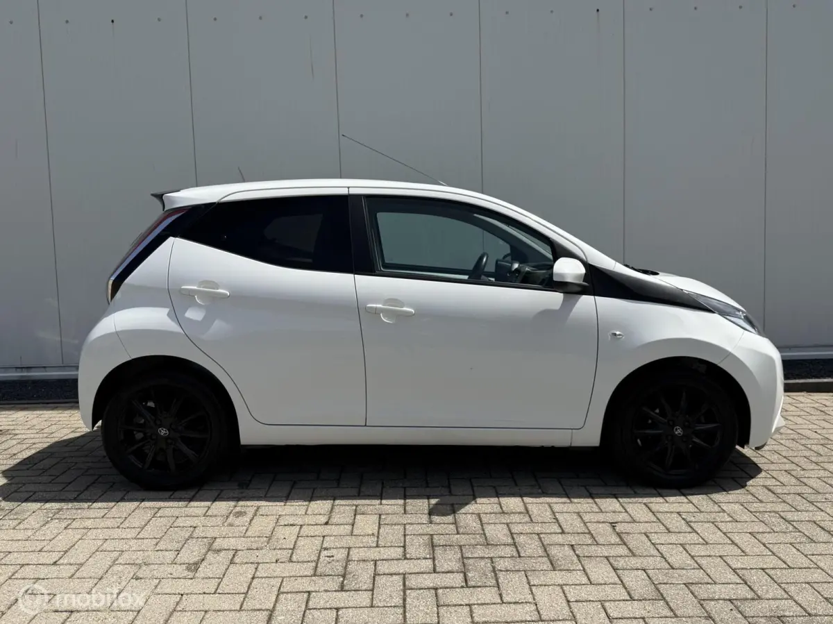 1.0 VVT-i x-sport uitvoering Airco NAP LM velgen