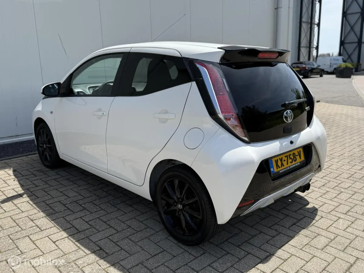 1.0 VVT-i x-sport uitvoering Airco NAP LM velgen