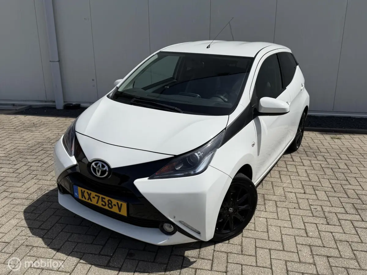 1.0 VVT-i x-sport uitvoering Airco NAP LM velgen