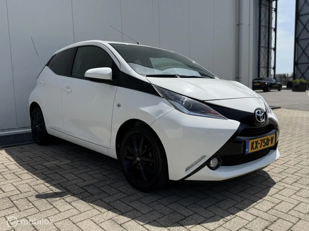 1.0 VVT-i x-sport uitvoering Airco NAP LM velgen