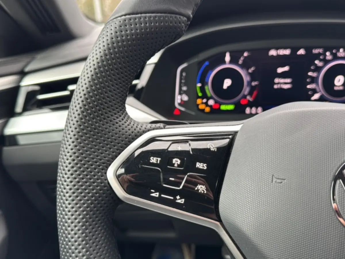 1.4 TSI DSG R-LINE BUSINESS+ TREKHAAK/ELEKKLEP/360CAM/ACC/STOELVERW