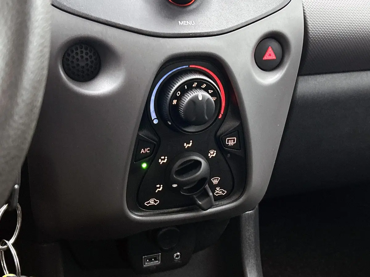 1.0 72pk Active | Airco | Bluetooth | IsoFix |